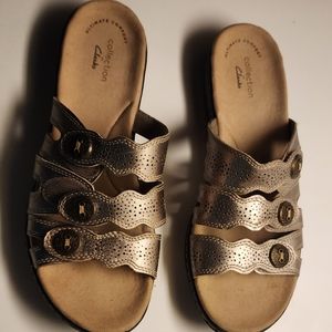 Clarks womens sandels, bronze 8.5 M